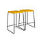 Deux tabourets de bar modernes avec assise jaune moutarde et structure en métal gris foncé.