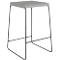 Un tabouret de bar gris avec une assise carrée et une structure en métal noir.