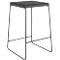 Tabouret de bar gris, assise carrée, cadre métallique.