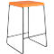 Tabouret de bar orange, assise carrée, pieds en métal foncé.