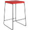 Un tabouret de bar rouge avec une assise carrée et des pieds en métal gris. Le tabouret est illustré sur un fond neutre.