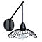Zwarte wandlamp met draadlampenkap en gloeilamp. Gemonteerd op een wandbeugel met een zwenkarm.