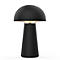 Schwarze Tischlampe in Pilzform, weißer Hintergrund. Die Lampe hat einen runden Schirm und einen konischen Fuß.
