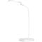 Weiße, elegante Schreibtischlampe mit rundem Lampenschirm und gebogenem Arm, steht auf einem runden Fuß.