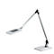 Witte, moderne bureaulamp met rechthoekige kop en verstelbare arm, op een witte voet.