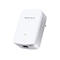 Weißer Mercusys WLAN-Repeater mit leuchtender LED vor weißem Hintergrund.