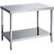 Mesa de acero inoxidable, rectangular, con una estantería inferior. Las patas y el marco también son de acero inoxidable.