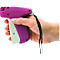 Hand houdt paars-wit labelpistool met zwart koord. Leest “SP FF” bovenaan.