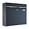 Donkergrijze rechthoekige brievenbus met zilveren rand en slot. Klein Metzler-logo rechts.