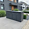 Grijze vuilnisbakkenbox voor een modern huis. Zijpad met huisnummer.
