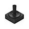 Schwarzer Joystick mit quadratischer Basis und einem Knauf an der Spitze. Auf der Basis befinden sich zwei Knöpfe.
