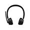 Schwarzer Over-Ear-Kopfhörer mit Mikrofonarm, auf weißem Hintergrund. Bedienelemente an den Ohrmuscheln.
