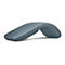 Souris Microsoft Arc bleu-gris. Elle est plate, incurvée et a une forme minimaliste.