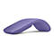 Souris Microsoft pliable, violet clair, posée à plat sur une surface.