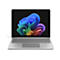 Ein silberfarbenes Laptop-Design, der Bildschirm zeigt bunte, geschwungene Formen. Die Tastatur ist deutlich zu sehen.