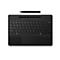 Schwarze Surface-Tastatur mit integriertem Stiftfach und dazugehörigem Eingabestift vor weißem Hintergrund.