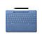 Hellblaue Microsoft Surface Tastatur mit Touchpad und schwarzem Stift vor weißem Hintergrund.