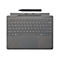 Draufsicht einer grauen Microsoft Surface Signature Tastatur mit einem schwarzen digitalen Eingabestift darüber.