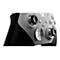 Nahaufnahme eines silber-schwarzen Xbox Elite Series 2 Gamecontrollers, Details der Tasten und des texturierten Griffs.