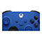 Gros plan sur une manette Xbox bleue. Montre les boutons, les joysticks et le logo Xbox blanc.