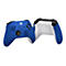 Manette Xbox bleue, avant et arrière. Boutons, joysticks, logo blanc. Arrière avec compartiment à piles.