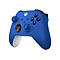 Blauer Xbox-Controller. Die Tasten sind mit Buchstaben und Symbolen markiert. Weiße Griffe. XBox-Logo.