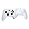 Zwei weiße Xbox Wireless Controller vor weißem Hintergrund. Einer zeigt die Vorderseite, der andere die Rückseite.
