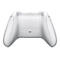 Rückseite eines weißen Xbox Wireless Controllers vor weißem Hintergrund.