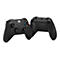 Zwei schwarze Xbox-Controller, Vorder- und Rückseite, auf weißem Hintergrund. Der eine zeigt Knöpfe und das Xbox-Logo, der andere die Batteriefachabdeckung.