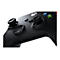 Nahaufnahme eines schwarzen Xbox-Controllers mit farbigen Knöpfen und Joysticks. Details sind deutlich sichtbar.