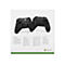 Zwei schwarze Xbox-Controller vor weißem Hintergrund. Der rechte Controller zeigt die Rückseite, der linke die Vorderseite.