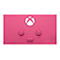 Gros plan sur une manette Xbox rose avec logos et boutons.