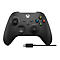 Manette Xbox noire avec boutons colorés et câble USB-C, sur fond blanc.