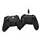 Une manette Xbox noire montrée de face et de dos, avec un câble USB-C connecté.