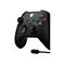 Schwarzer Xbox-Controller mit bunten Knöpfen und USB-C-Kabel.
