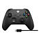 Schwarzer Xbox-Controller mit USB-C-Kabel. Auf der Oberseite befinden sich Tasten, das D-Pad und das Xbox-Logo.