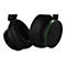 Gros plan d'un casque Xbox noir. Accents verts sur les oreillettes et le logo Xbox.