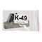 Plastiktüte mit Schrauben, Dübeln und Metallplatte. Aufkleber mit "K-49 fastening set label".