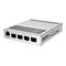 Silberner Netzwerk-Switch mit einem PoE-Eingang und vier SFP-Plus-Anschlüssen vor weißem Hintergrund.