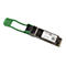 Ein graues MikroTik QSFP+ Glasfaser-Transceiver-Modul mit grünem Entriegelungsbügel vor weißem Hintergrund.