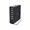 Dunkelgrauer Router mit mehreren Ethernet-AnschlÃ¼ssen, Logo von Mikrotik, auf einem transparenten Sockel.