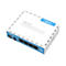 Ein weiÃŸer Router mit blauen Elementen, hAP lite Schriftzug, Mikrotik RouterBOARD. Oben rechts ein kleines blaues Rechteck mit Text.