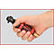 Une main tenant une clé à cliquet pneumatique rouge et noire. La clé est clairement visible.