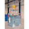 Metalen lastbalk met rode haken en blauwe schroeven, op een witte achtergrond.