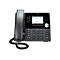 Schwarzes Mitel-IP-Telefon mit Display, Ziffernblock und Hörer vor weißem Hintergrund.