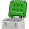 Boîte de transport grise ouverte avec couvercle vert. Le couvercle comporte 6 ouvertures rondes.