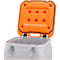 Eine graue Transportbox, der orangefarbene Deckel ist geöffnet. Schwarze Dichtungsringe und Scharniere sind sichtbar.