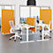 Büro mit weißen Schreibtischen, Bürostühlen, orangefarbenen Trennwänden und Blick auf eine Stadt.