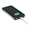 Smartphone dans un étui de protection transparent. Le téléphone se charge avec un câble. L'écran affiche un symbole de batterie vert.