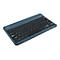 Flache, blaue Mobilis Bluetooth-Tastatur mit schwarzem AZERTY-Tastenlayout vor weißem Hintergrund.